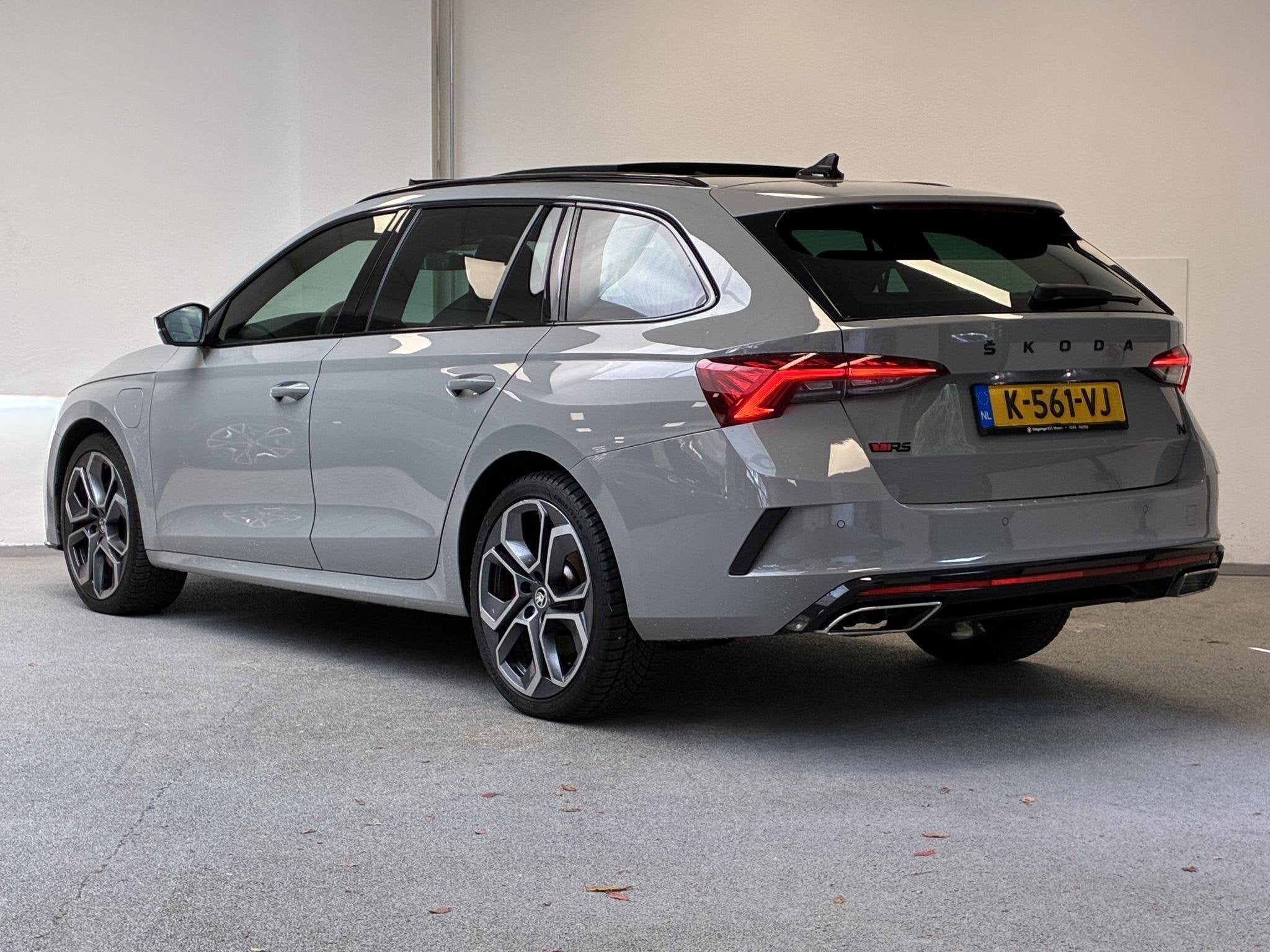 Skoda Octavia Combi 1.4 TSI RS iV PHEV Business | PANO | HEA, Dealer onderhouden, Gebruikt, 4 cilinders, Hybride Elektrisch/Benzine
