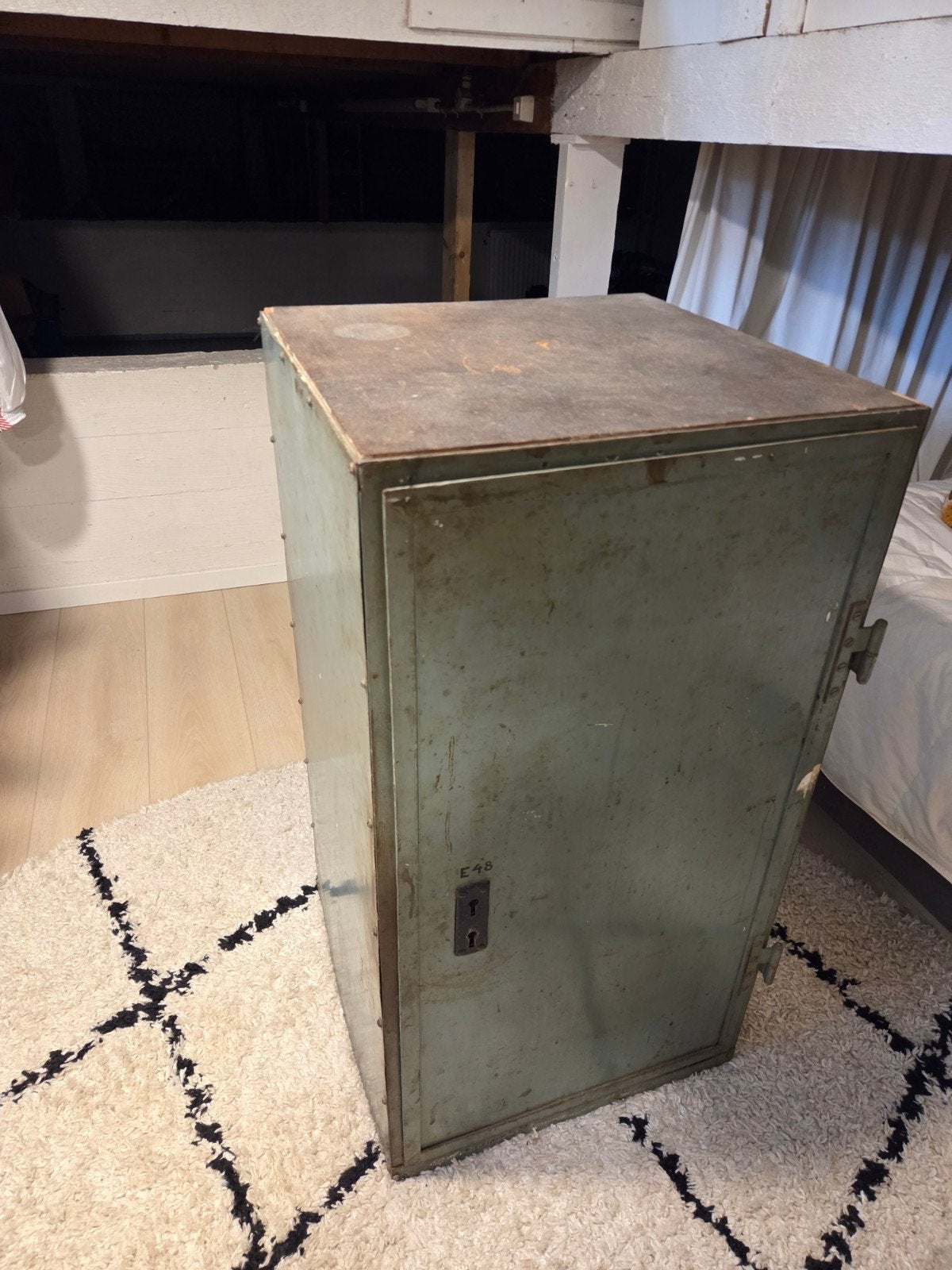 Vintage metalen kast uit voormalige gloeilampenfabriek, Ophalen