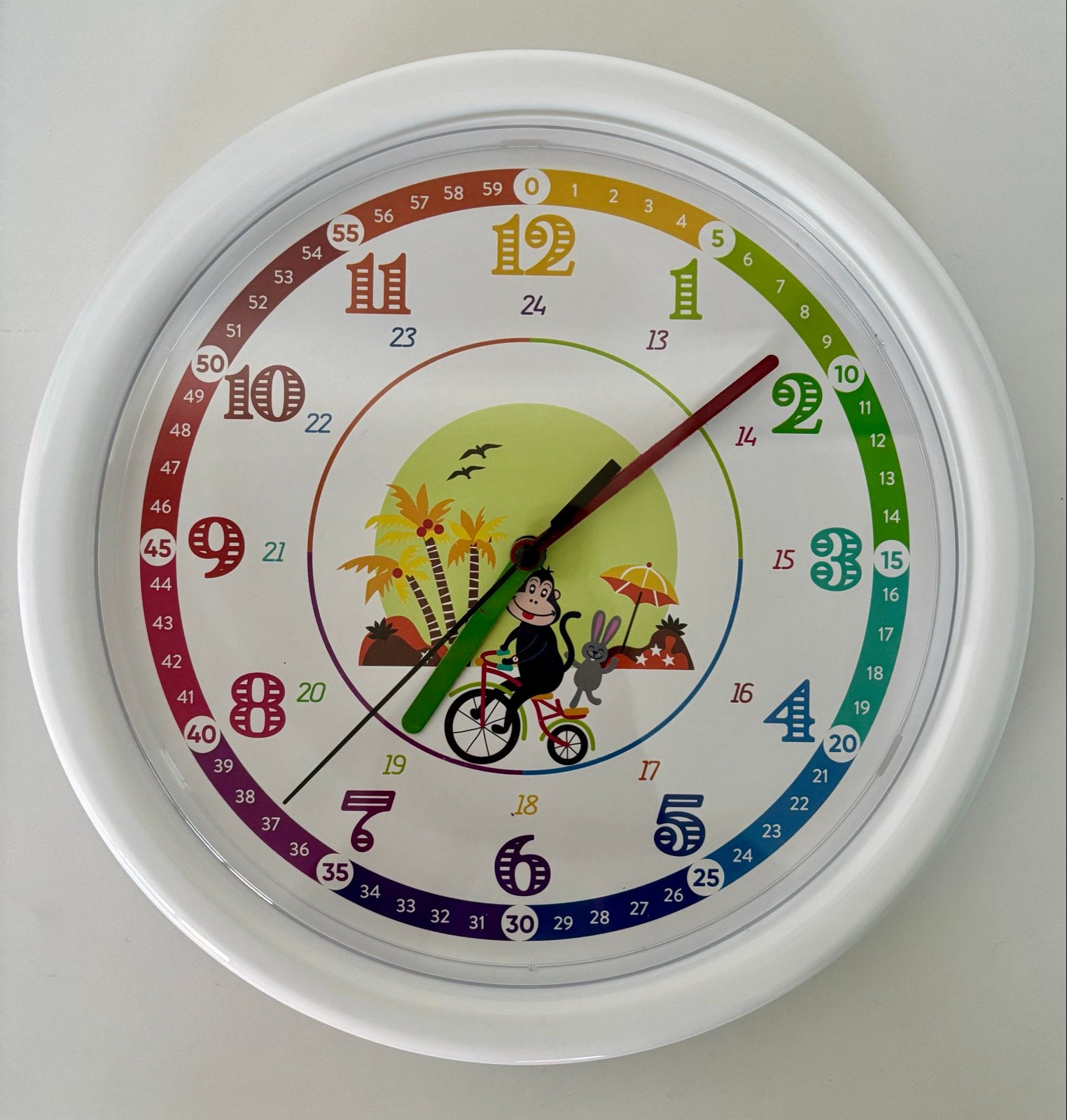 Kleurrijke Wandklok 26cm - Kinderen Leren Klokkijken, Ophalen of Verzenden, Zo goed als nieuw, Stil uurwerk, Wandklok