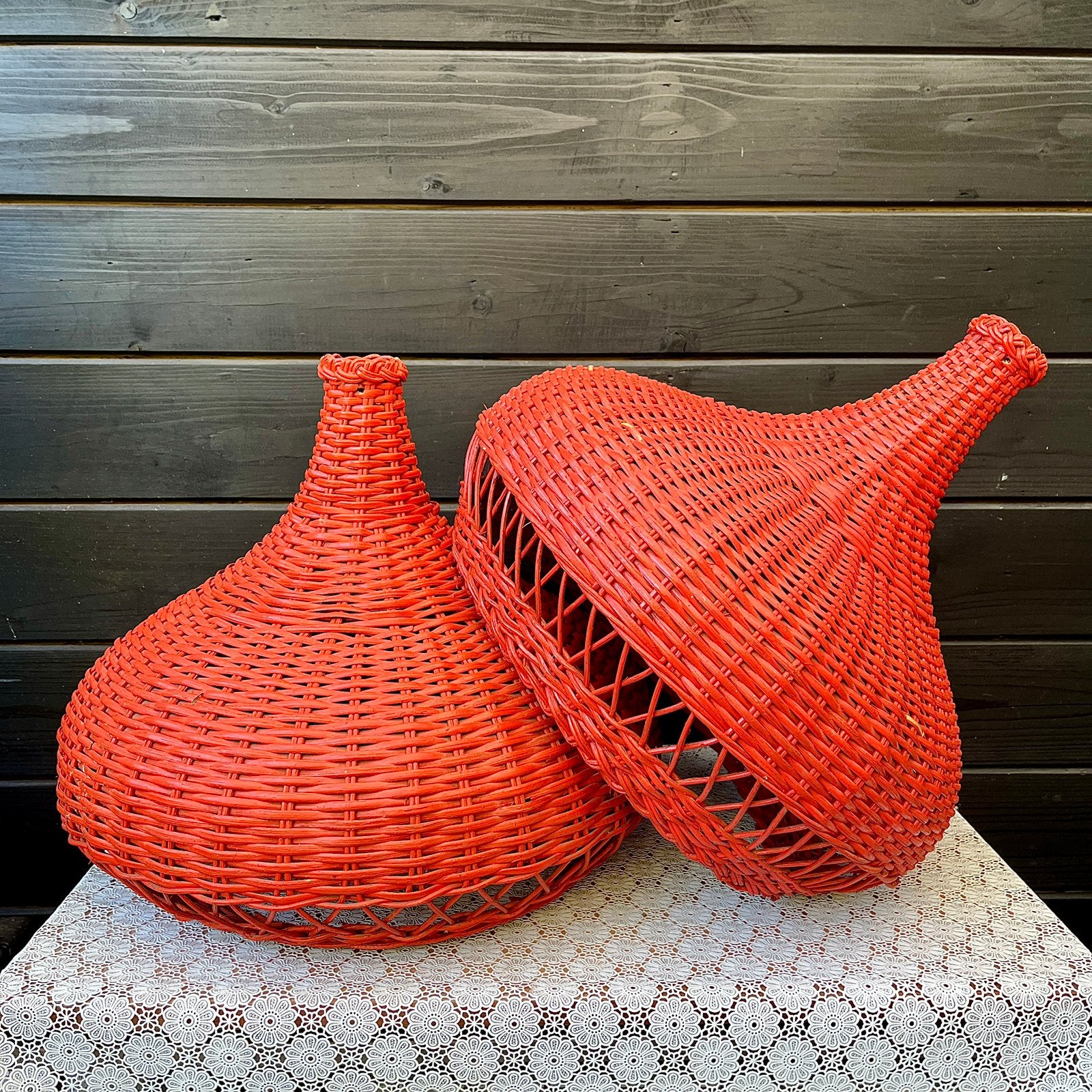 2 vintage rotan lampenkappen oranjerood, Gebruikt, Natuurlijk materiaal, Ophalen of Verzenden, Overige vormen