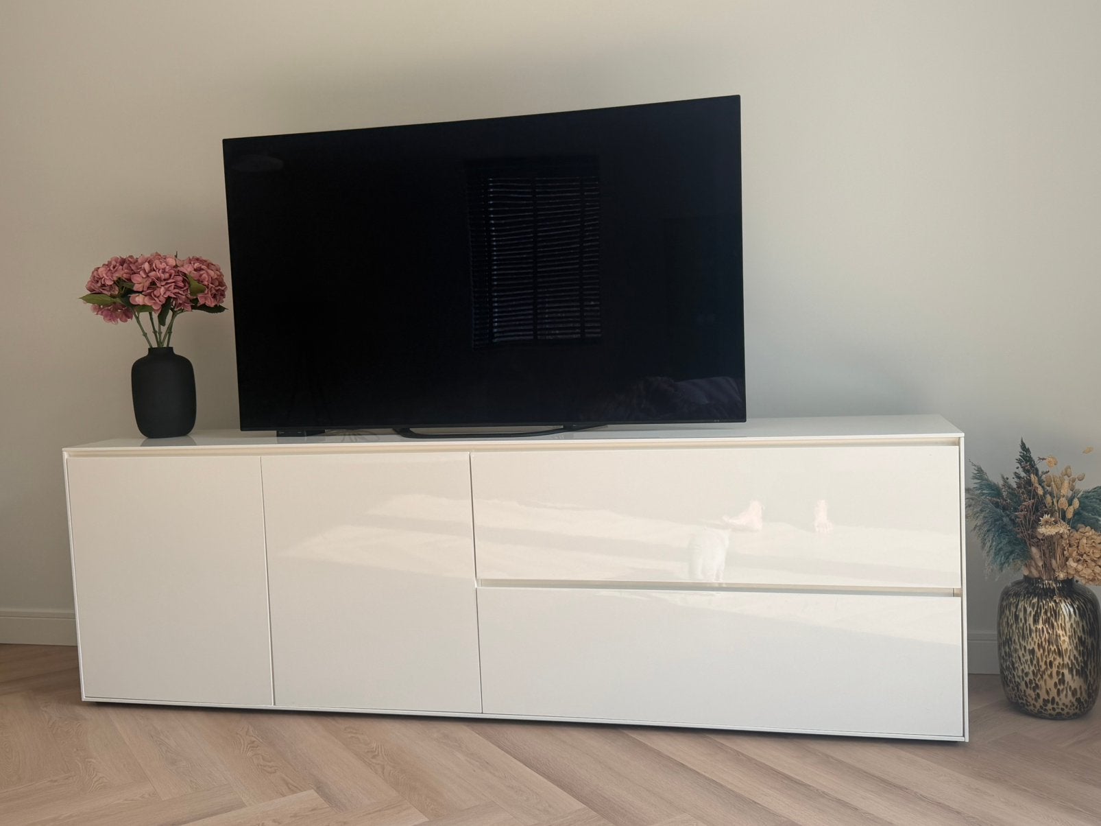 Hoogglans witte dressoir kast van Goossens, Ophalen, Kunststof, Gebruikt, 200 cm of meer
