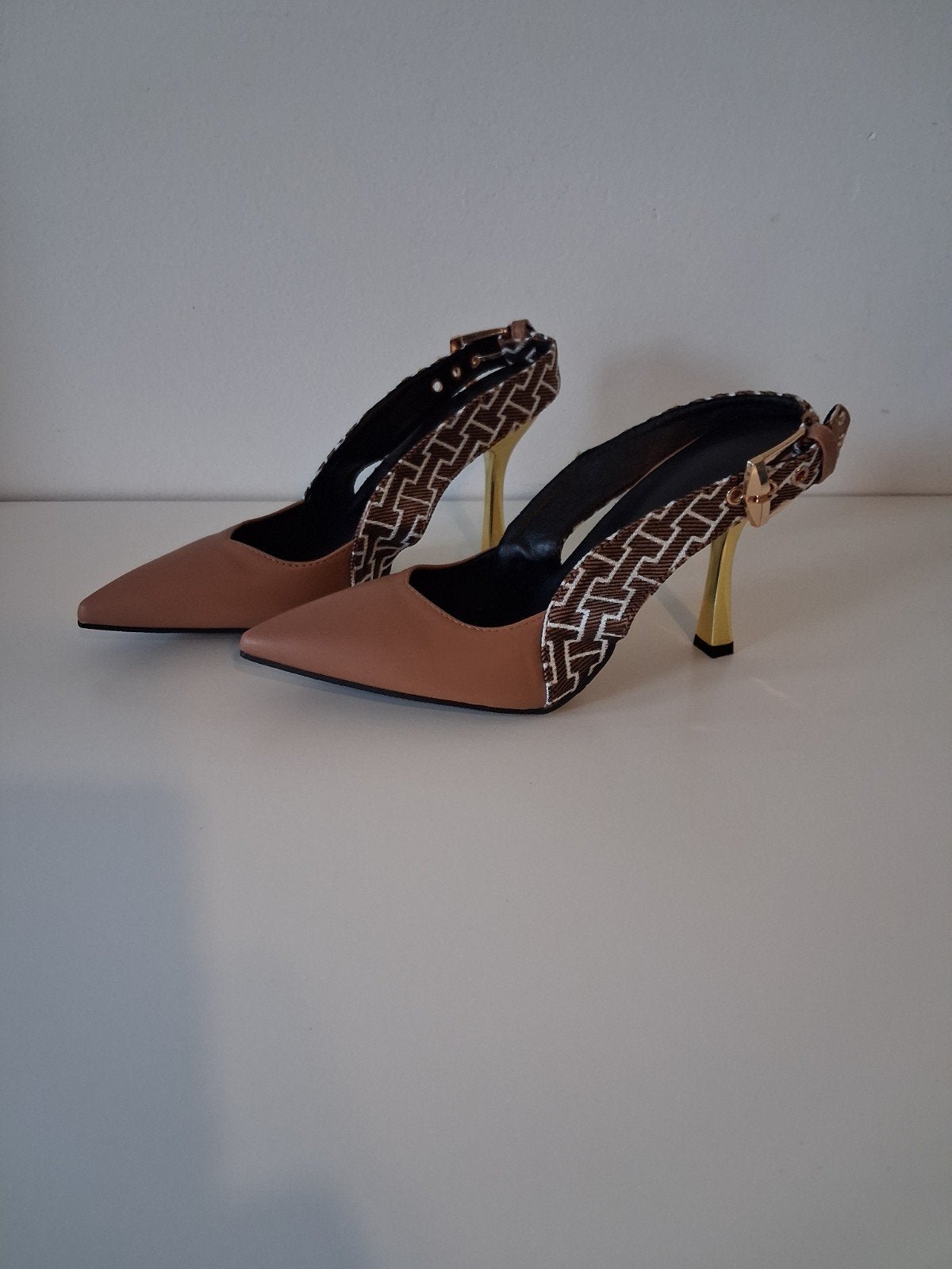 Elegante pumps met gouden hak en patroon, Ophalen of Verzenden, Nieuw