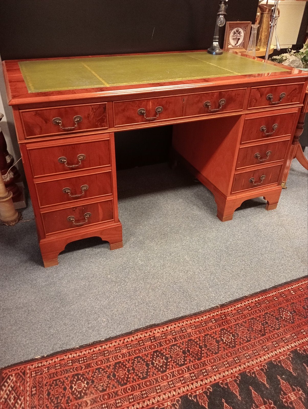 Taxus houten Bureau met Groen Leren Blad in Nieuwstaat, Ophalen of Verzenden
