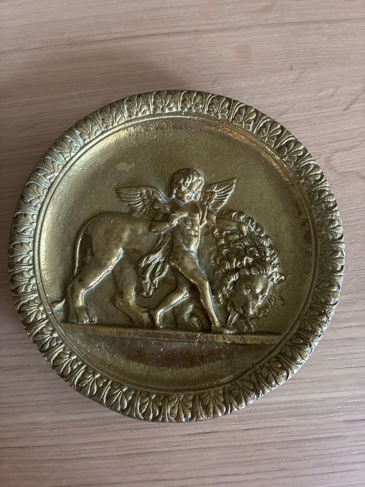 Bronzen schaaltje met Cupido en leeuw om op te hangen, Antiek en Kunst, Ophalen of Verzenden, Brons