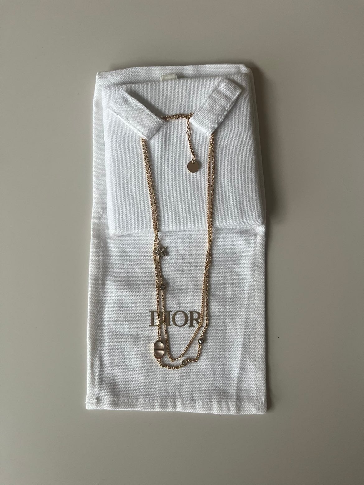 Dior Dubbele Petit CD-Ketting Goudkleurig met Kristallen, Sieraden, Tassen en Uiterlijk, Kettingen, Met kristal, Overige materialen