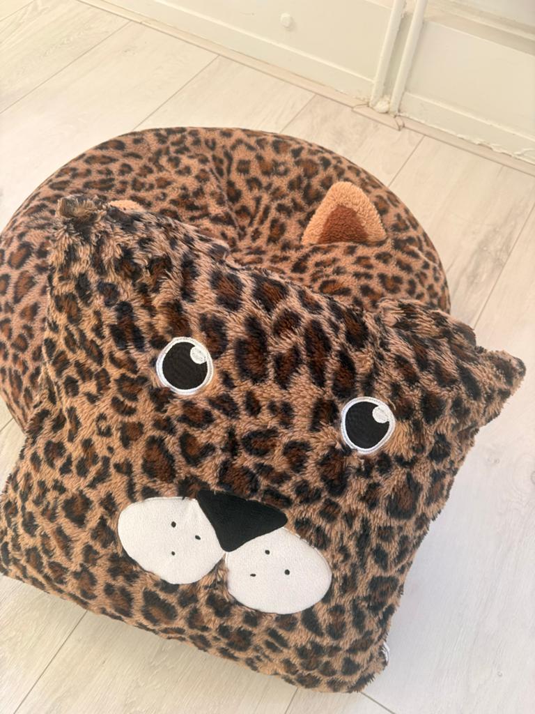 Leopard Poef en Kussen voor Kinderen - Zacht en Speels, Ophalen, Zo goed als nieuw