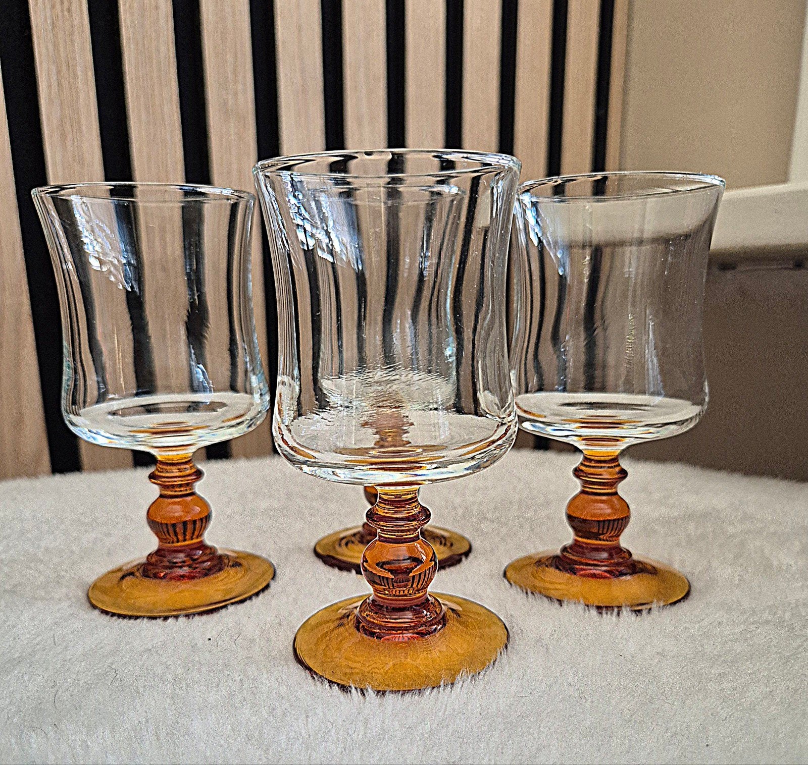 4 Vintage Luminarc wijnglazen op amberkleurige voet, Ophalen of Verzenden, Zo goed als nieuw, Overige typen