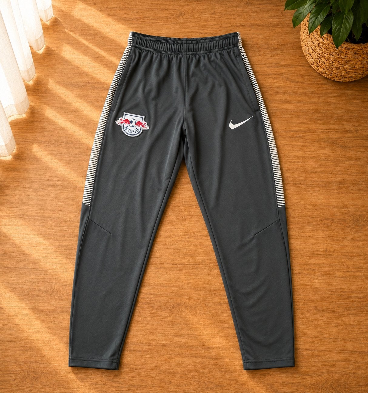 Nike Dri-FIT RB Leipzig trainingsbroek - Maat L, Kleding | Heren, Sportkleding, D, Maat 52/54 (L), Ophalen of Verzenden, Zo goed als nieuw