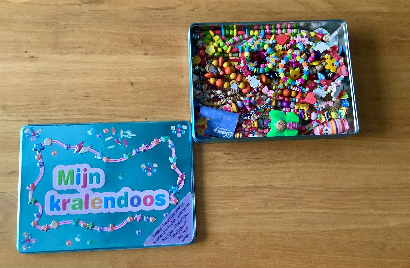 Kralendoos vol met kleurrijke houten en kunststof kralen, Ophalen of Verzenden, Gebruikt, Overige typen
