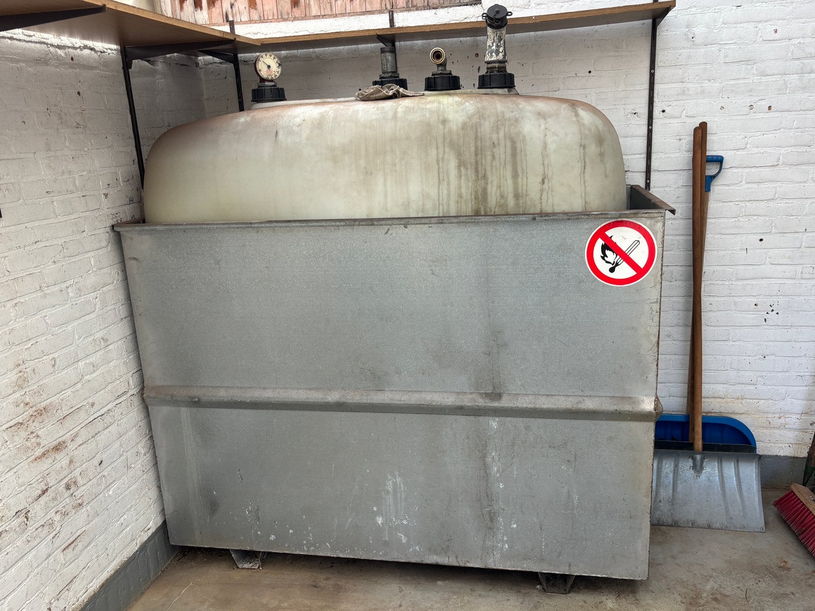 Kunststof olie opslag tank staat in metalen bak 1500 ltr., Auto diversen, Ophalen