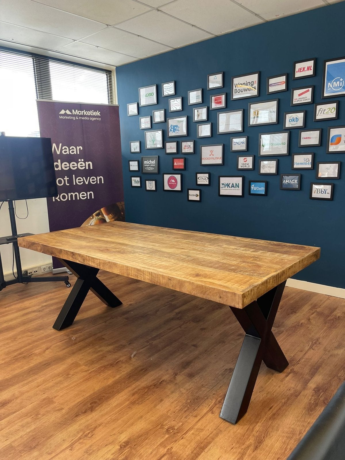 Mooie houten tafel met zwarte stalen poten, Huis en Inrichting, Tafels | Eettafels, Ophalen, 200 cm of meer, 50 tot 100 cm, Zo goed als nieuw