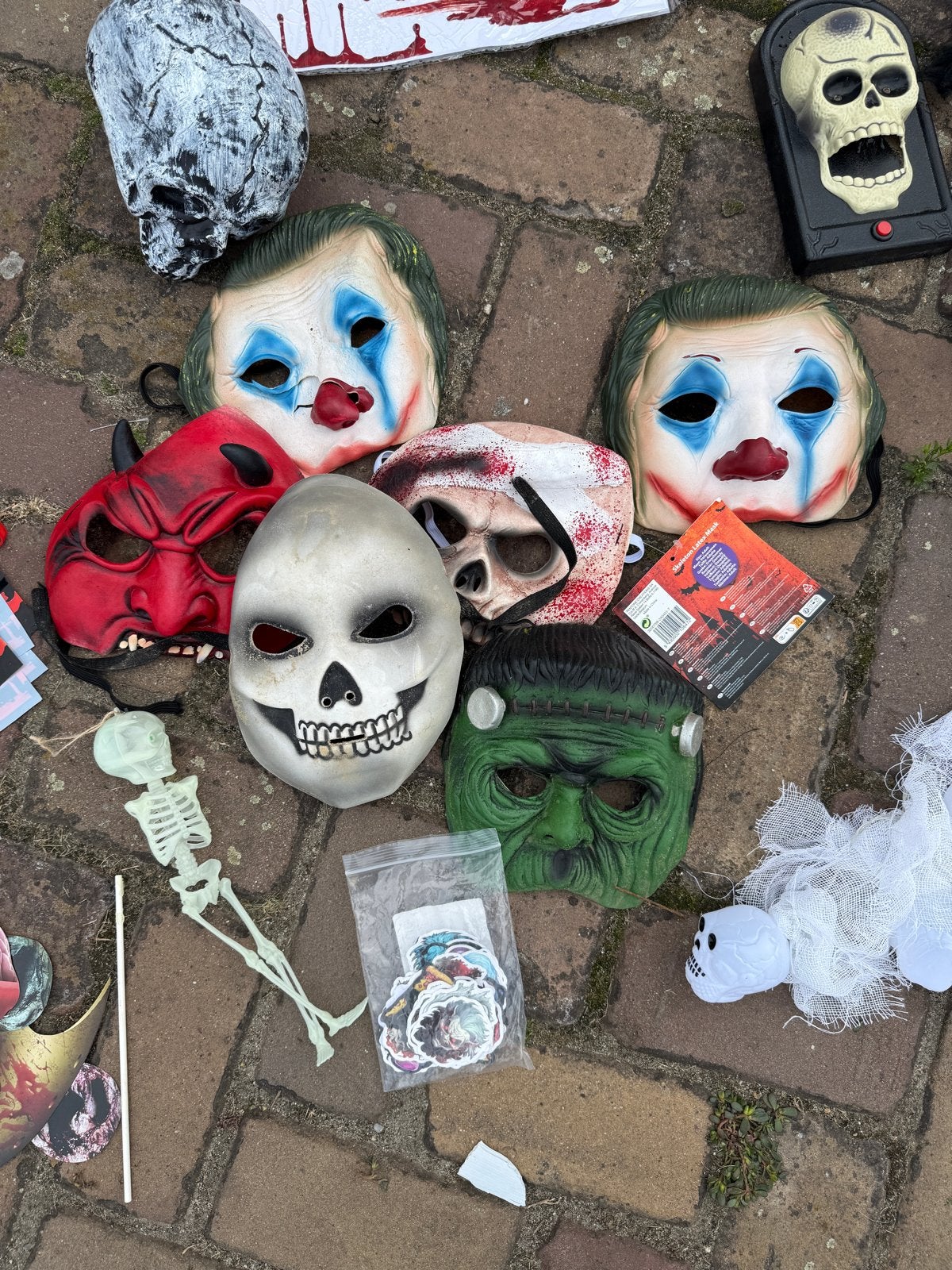 Groot Halloween pakket: maskers, decoratie en meer!, Ophalen of Verzenden, Gebruikt, Kostuum, Halloween of Griezel