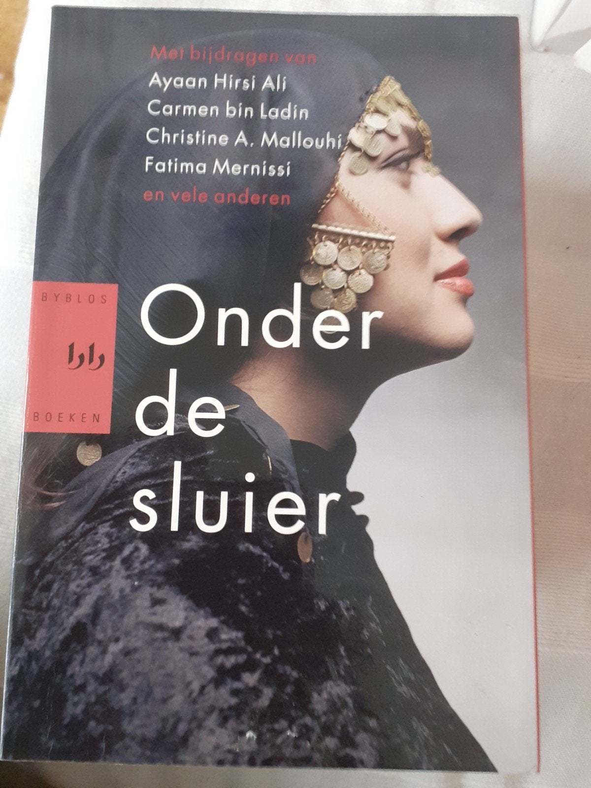 Onder de sluier, Ophalen of Verzenden, Gelezen