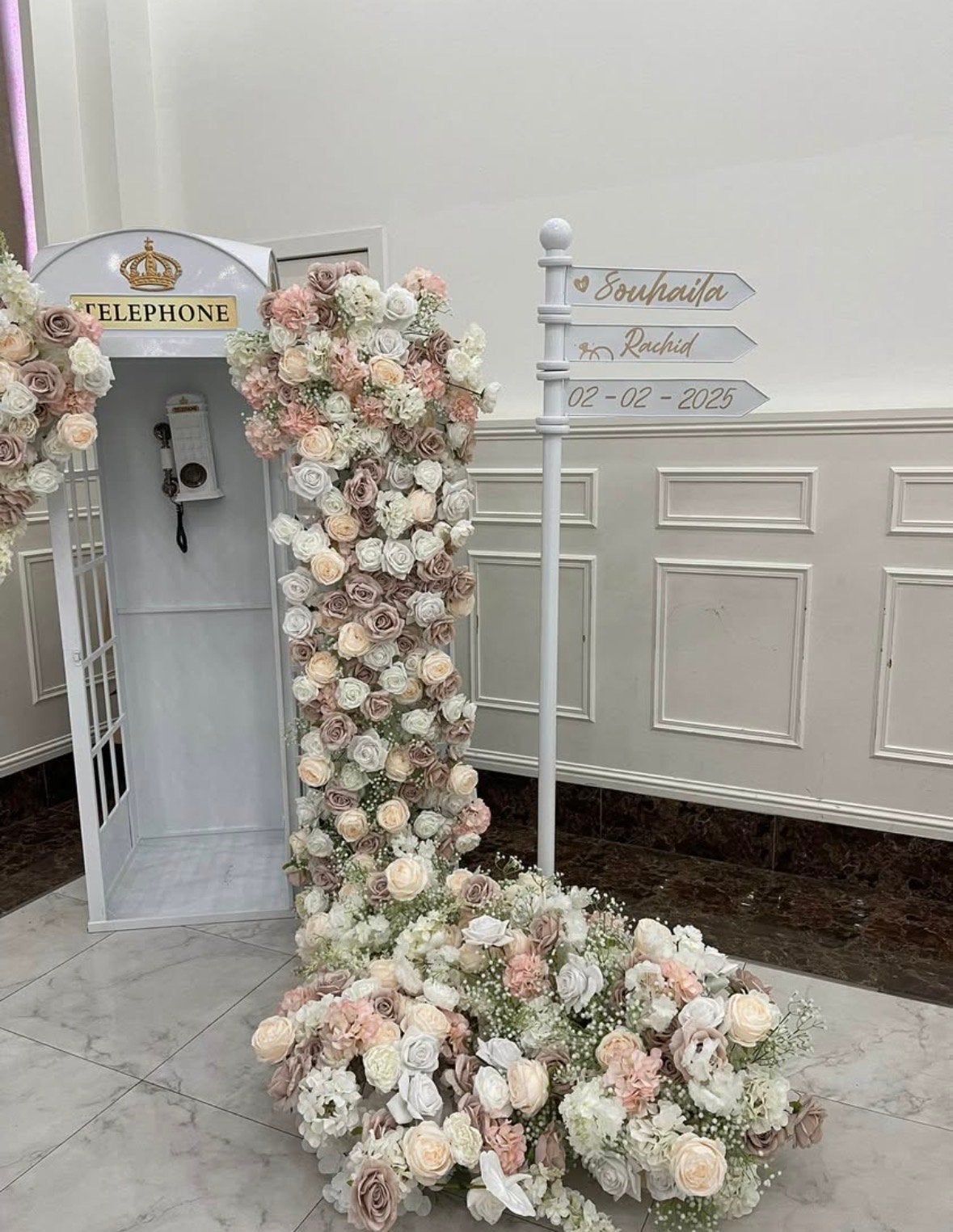 Decoratieve telefooncel met bloemen en wegwijzer, Hout, Ophalen of Verzenden, Wit, Klassiek