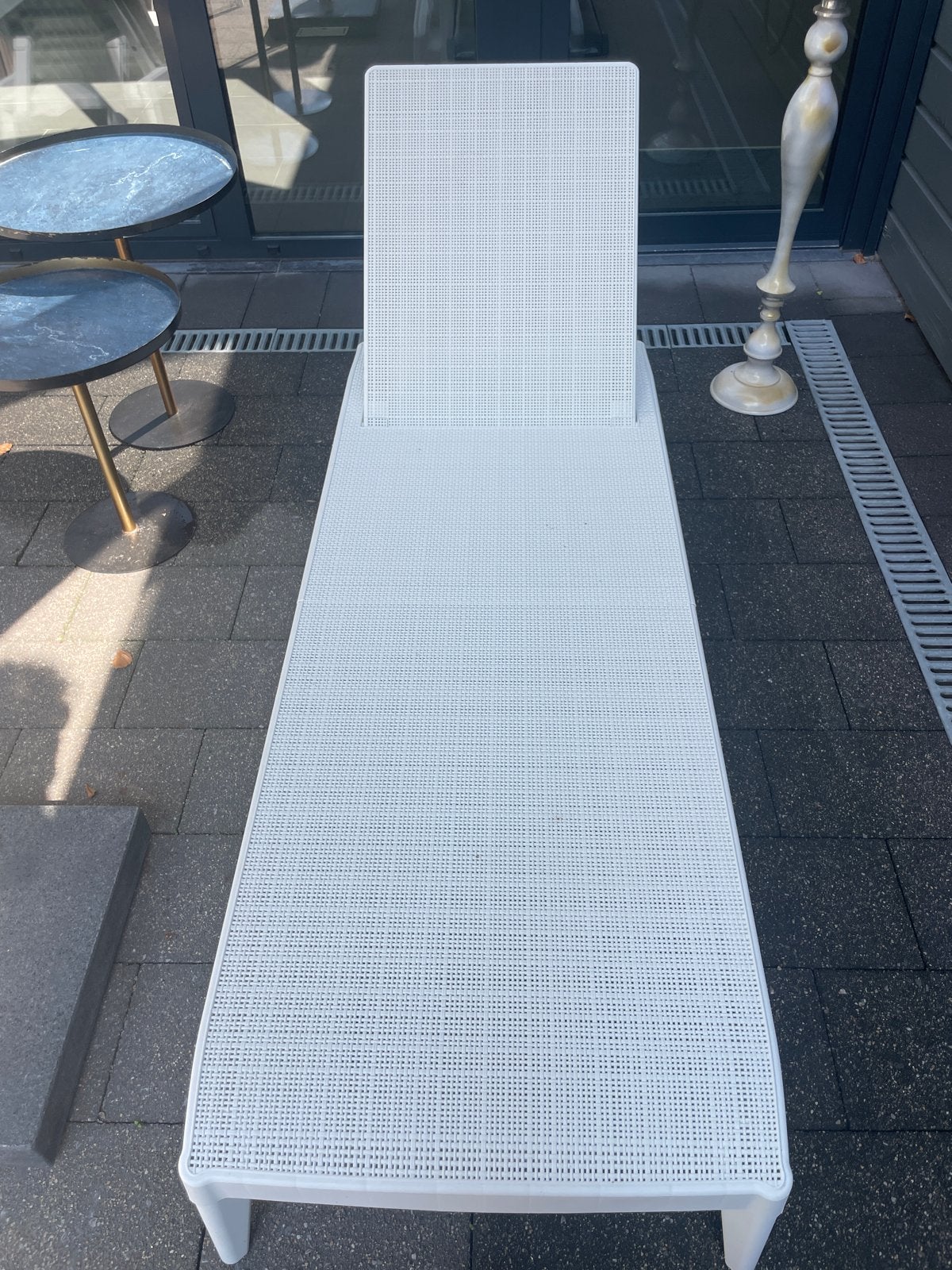 Bijna nieuw Witte ligstoel met kussen 2 stoelen en 2 kussen, Tuin en Terras, Ligbedden, Ophalen, Gebruikt, Kunststof, Verstelbaar