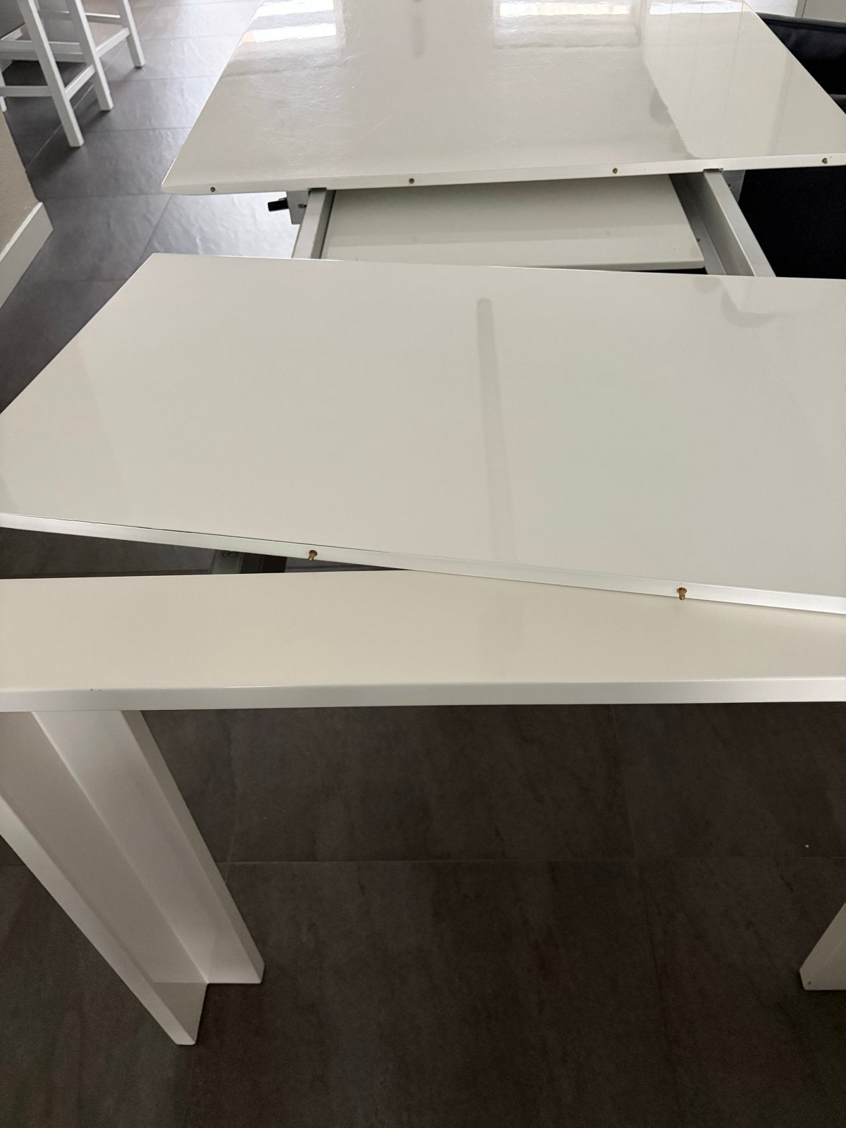 Foto 7 van Uitschuifbare eettafel met 8 lederen stoelen op wieltjes