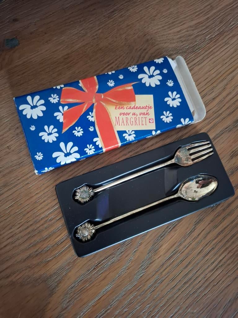 Vintage lepeltje & vorkje set – Margriet cadeau – in doosje, Antiek en Kunst, Antiek | Bestek, Ophalen of Verzenden