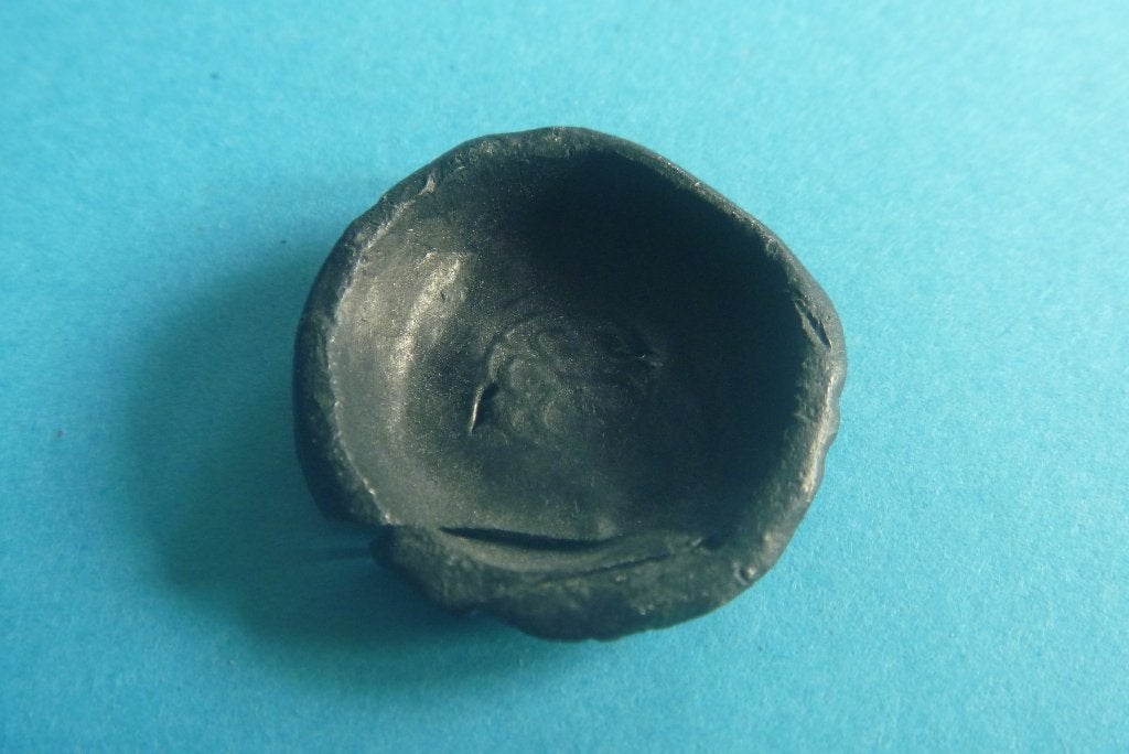 Bodemvondst. Speelgoed. Bordje. 17e - 18e eeuw. Lood/tin, Ophalen of Verzenden