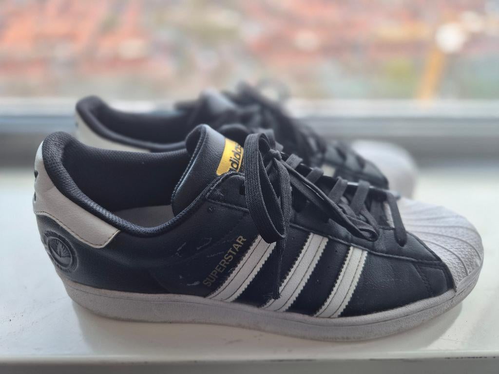 Adidas Superstar zwart/wit/goud | Adidas Superstar, Kleding | Dames, Schoenen, Ophalen of Verzenden, Zo goed als nieuw, Wit, Sneakers of Gympen
