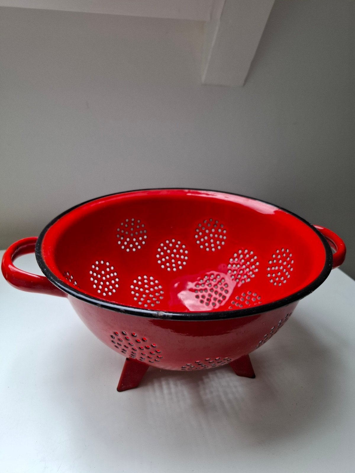Rood emaille vergiet op pootjes, Antiek en Kunst, Antiek | Emaille, Ophalen of Verzenden
