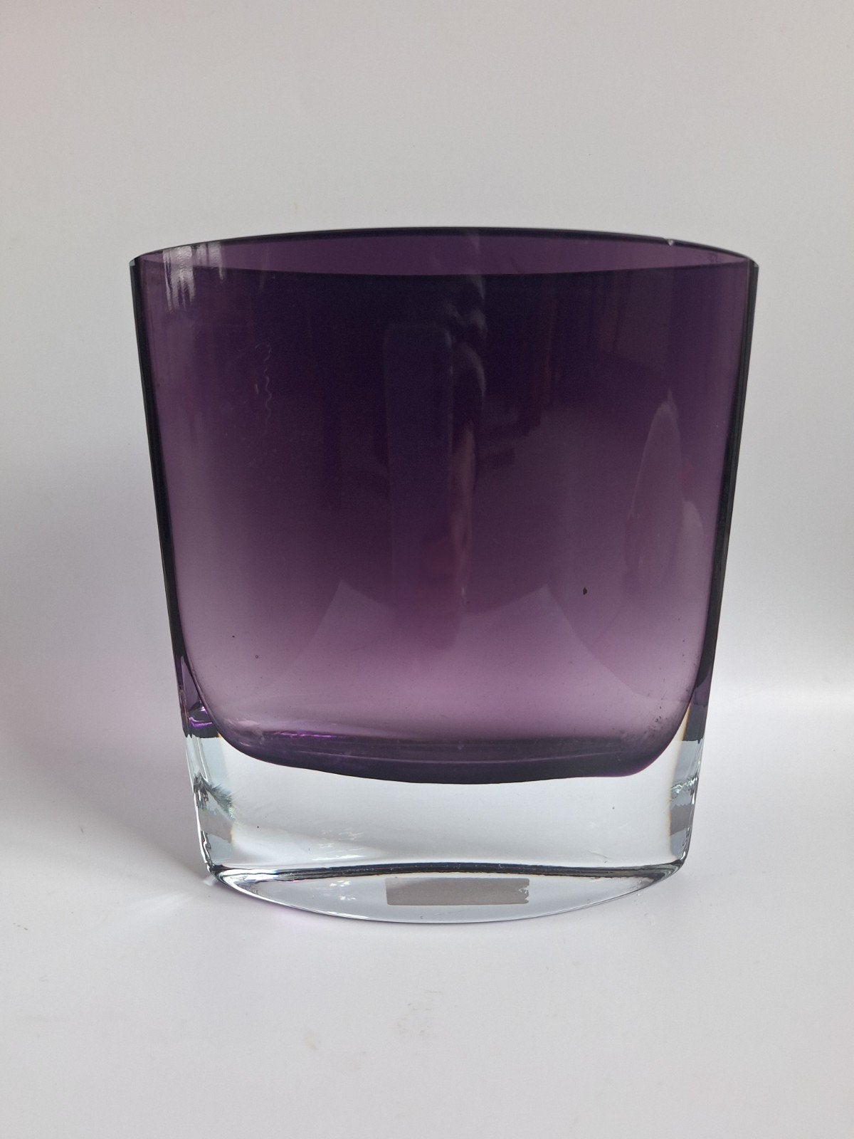 Paarse vaas Krosno glas;
18 x 17 x 7,5 cm
1760 gram, Antiek en Kunst, Ophalen of Verzenden