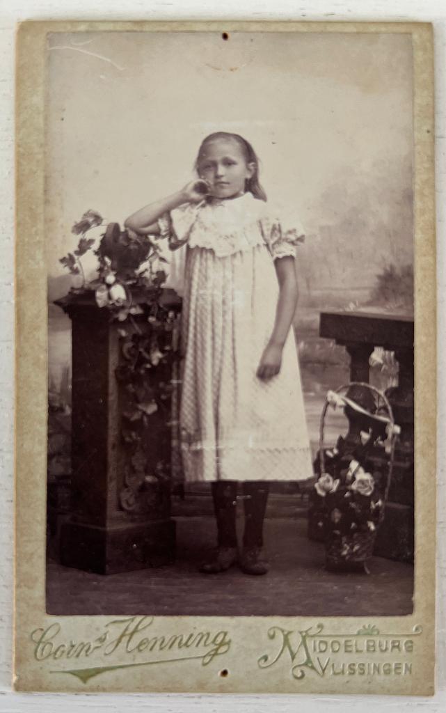 CDV Meisje witte jurk - Fotogr. Corns. Henning Middelburg, Ophalen of Verzenden, Voor 1940, Gebruikt, Kind