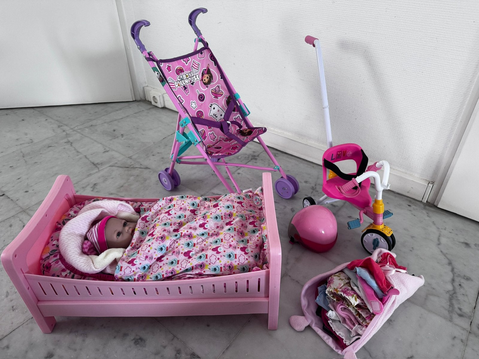 BABY Born poppen ledikantje en driewieler fiets met helm Enz, Ophalen, Gebruikt, Babypop
