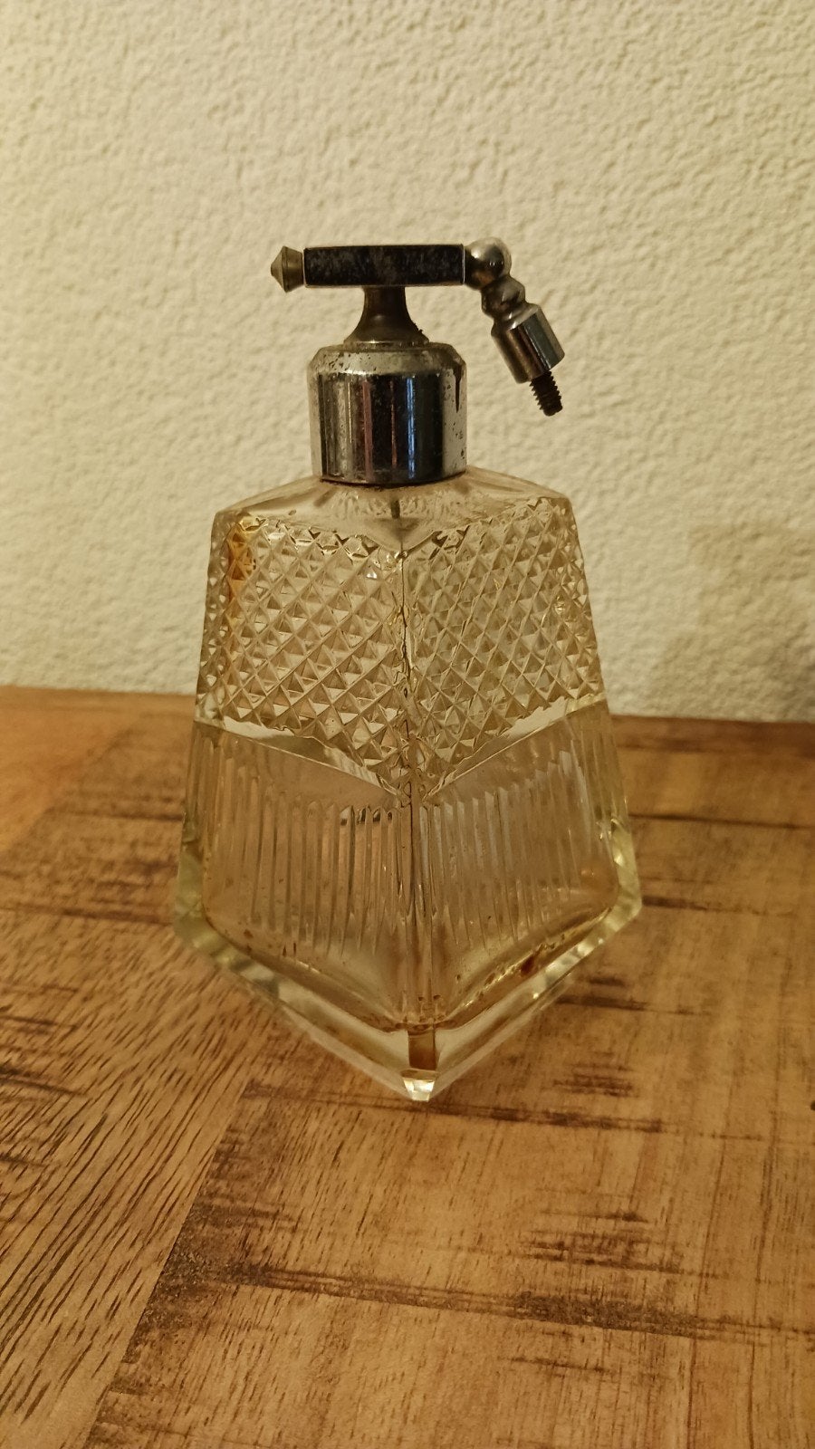 Vintage geslepen glazen parfumflesje., Antiek en Kunst, Ophalen of Verzenden