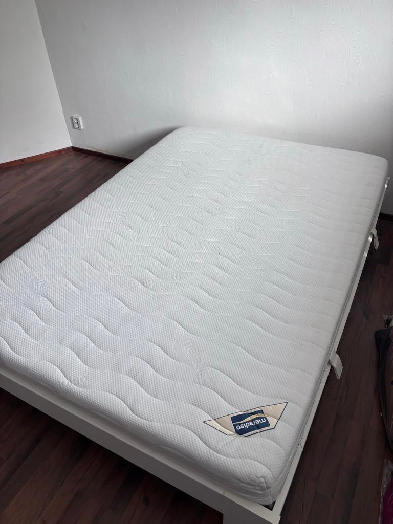 Bed 140x200 met matras en matrasbeschermer, Huis en Inrichting, Slaapkamer | Bedden, Ophalen, Gebruikt, Tweepersoons, 140 cm