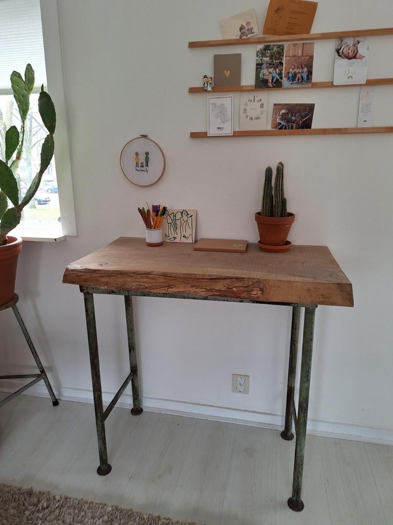 Industriële hoge tafel met boomstam blad en stalen frame, Overige houtsoorten, Gebruikt, 100 tot 150 cm, 50 tot 100 cm