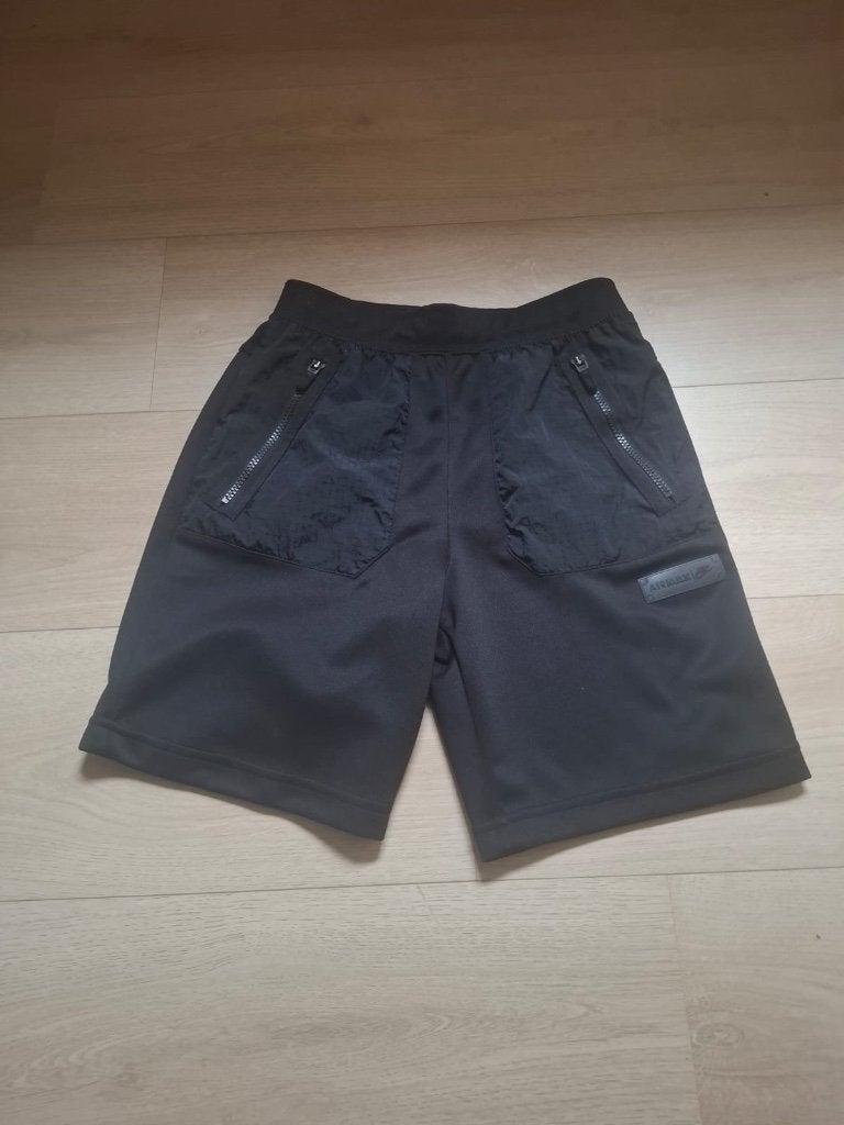 Korte broek Nike Air Max zwart maat 147-158, Broek, Jongen of Meisje, Ophalen of Verzenden, Zo goed als nieuw