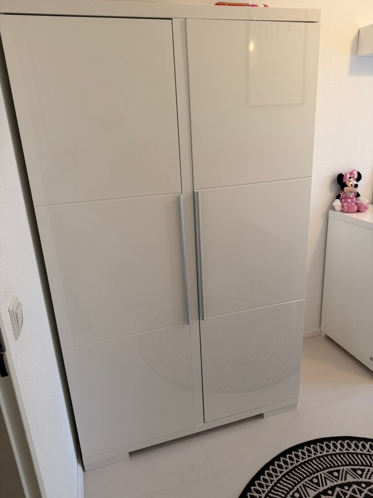 Kidsmill Alaska Hoogglans wit kledingkast en commode, Ophalen, Met deur(en), 100 tot 150 cm, 50 tot 100 cm