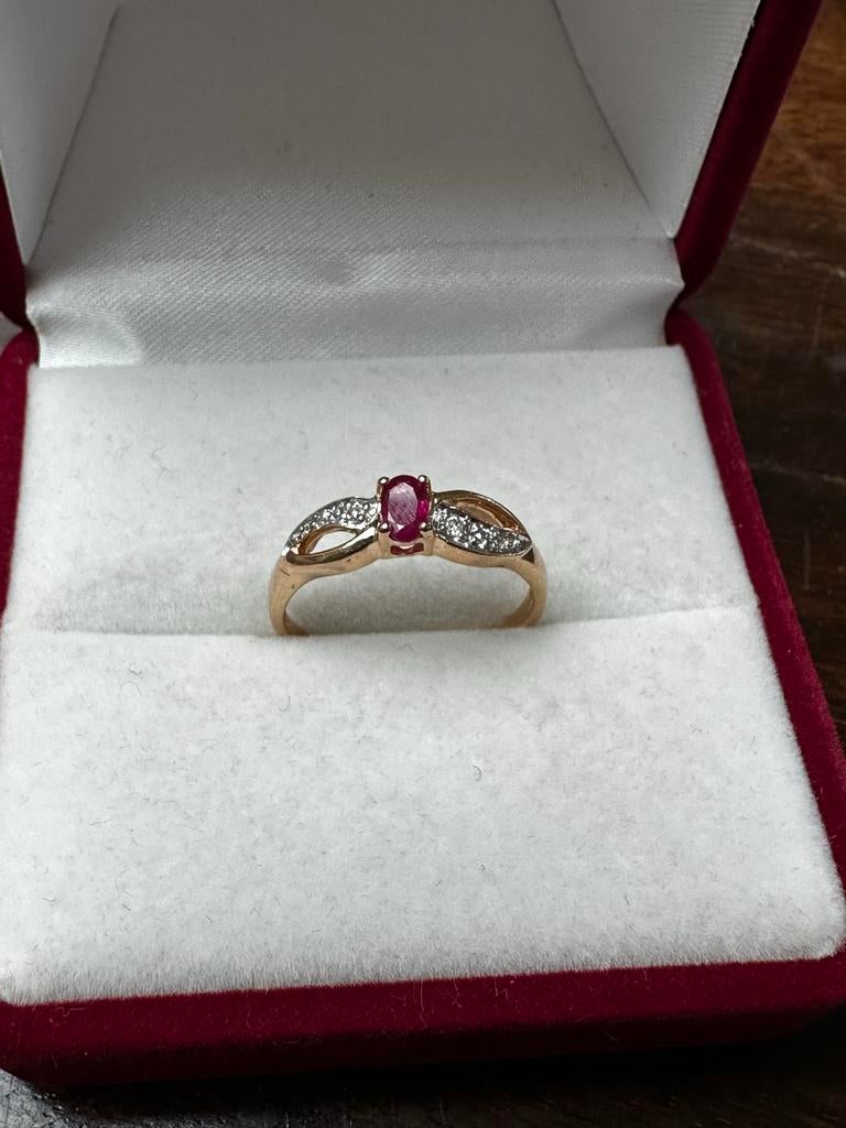 14 kt Gouden Ring met Robijn en Diamanten, Ophalen of Verzenden, Zo goed als nieuw, 17 tot 18, Met edelsteen