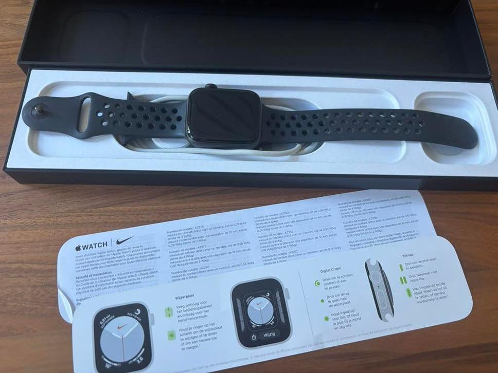 Apple Watch Nike SE 44mm Space Grey GPS + band + doos, Sieraden, Tassen en Uiterlijk, Smartwatches, Gebruikt, IOS, Ophalen of Verzenden
