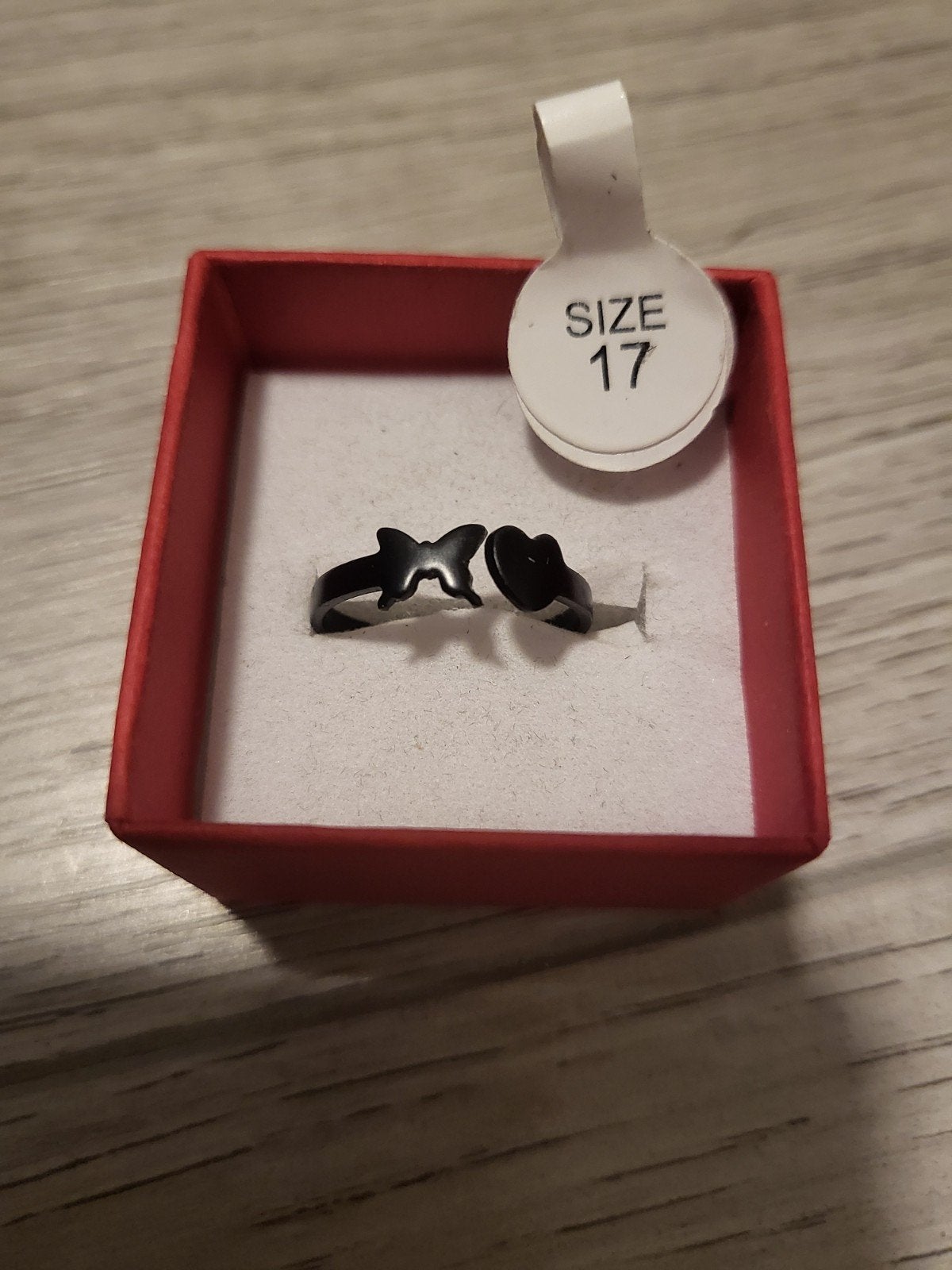 Nieuwe zwarte ring met vlinder en hartje, maat 17, Overige materialen, Zwart, Nieuw, Ophalen of Verzenden
