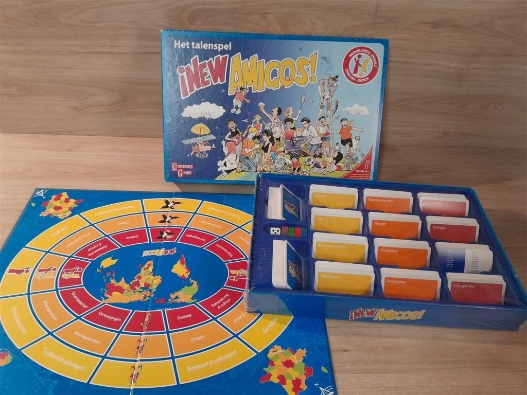 New Amigos - Het talenspel - Engels - Nederlands - s5861, Hobby en Vrije tijd, Gezelschapsspellen | Bordspellen, Verzenden, Zo goed als nieuw