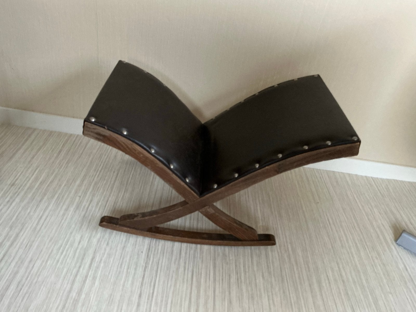 Vintage houten voetenbankje met leren bekleding, Ophalen