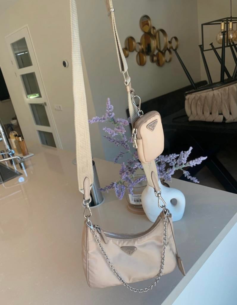 Prada Re-Edition 2005 Schoudertas Beige - Inclusief Aankoopb, Ophalen of Verzenden, Gebruikt, Beige, Schoudertasje