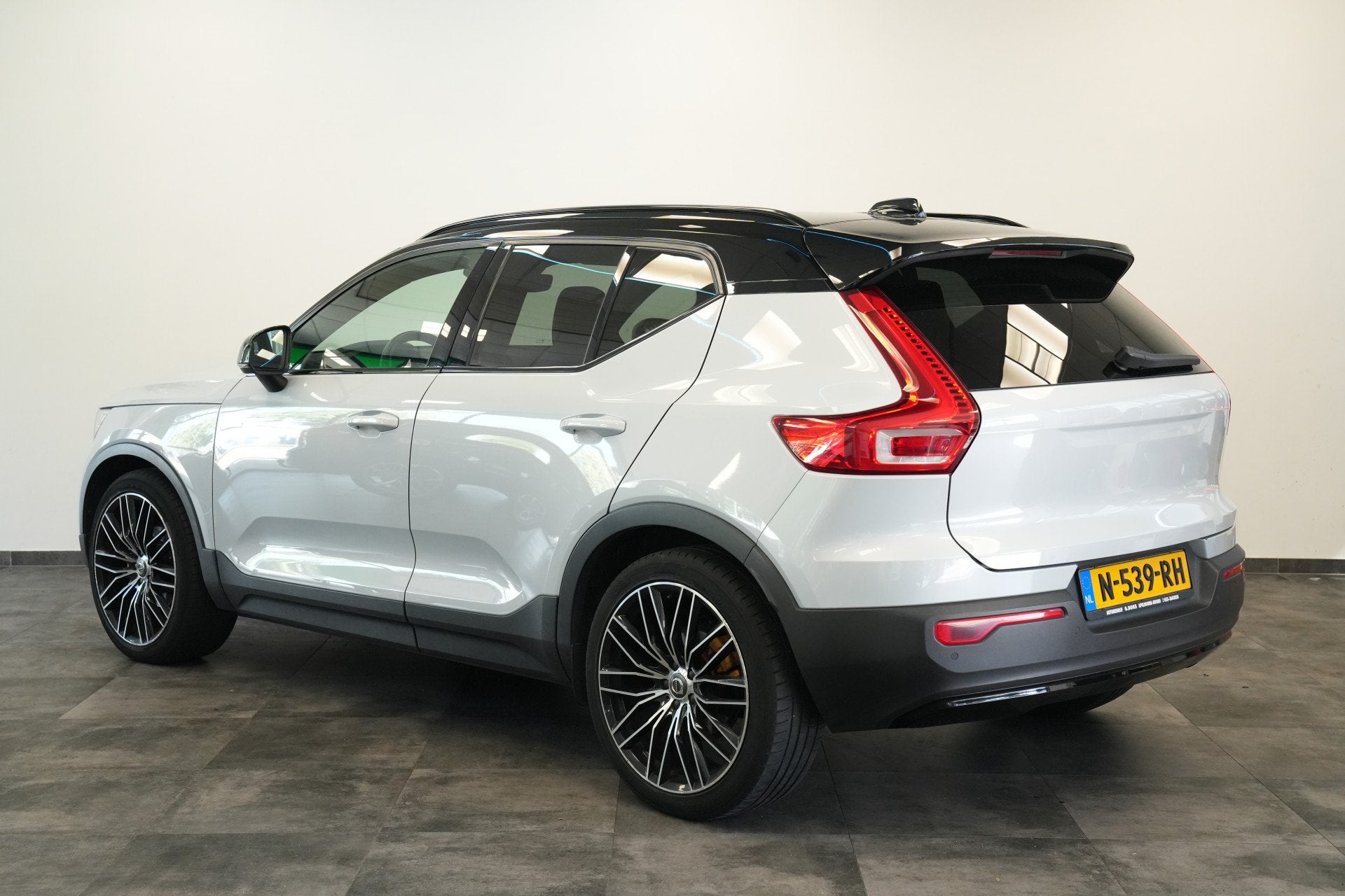 Volvo XC40 2.0 D3 R-Design Cruise/Climate 20''LM Harman&Kard, Stof, 4 cilinders, Wit, Bedrijf