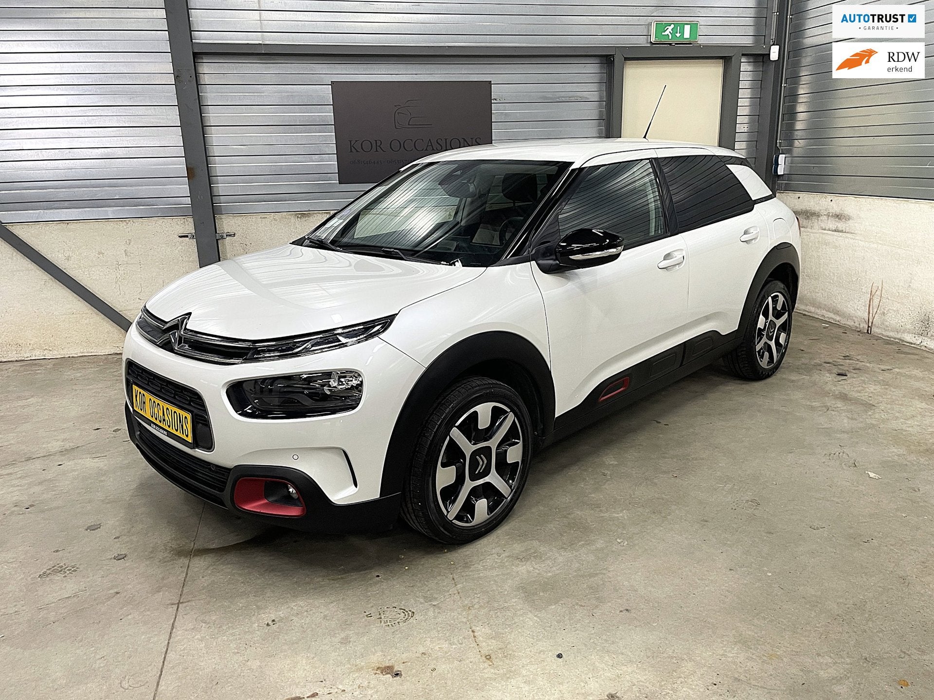Citroen C4 Cactus 1.2 PureTech Shine 2e eigenaar trekhaak ca, Stof, Gebruikt, Automatische klimaatregeling, Wit