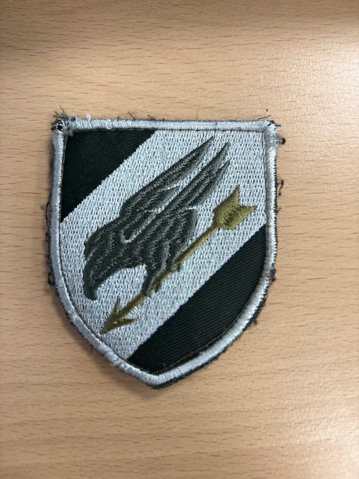 Embleem Luchtmacht: Vliegende Adelaar met Pijl, Ophalen of Verzenden, Luchtmacht, Overige gebieden, Embleem of Badge