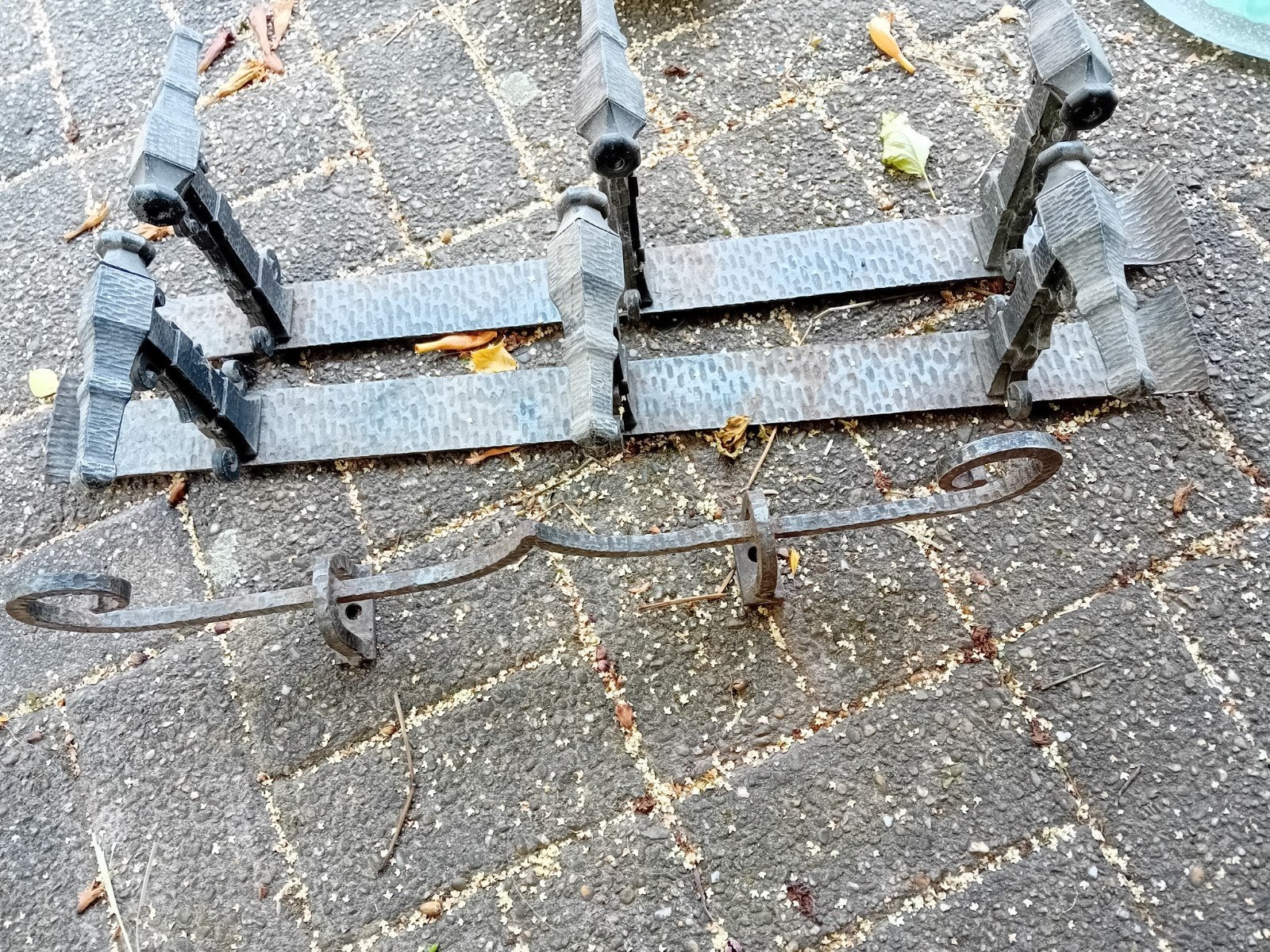 Smeedijzeren beugels., Ophalen