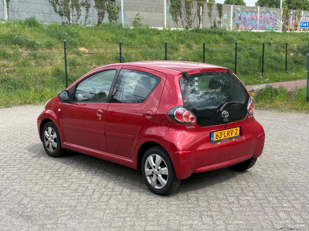 Toyota Aygo 1.0-12V Aspiration Red AIRCO I LEER I 5DRS I INR, Auto's, Toyota, Voorwielaandrijving, Gebruikt, 4 stoelen, Alcantara