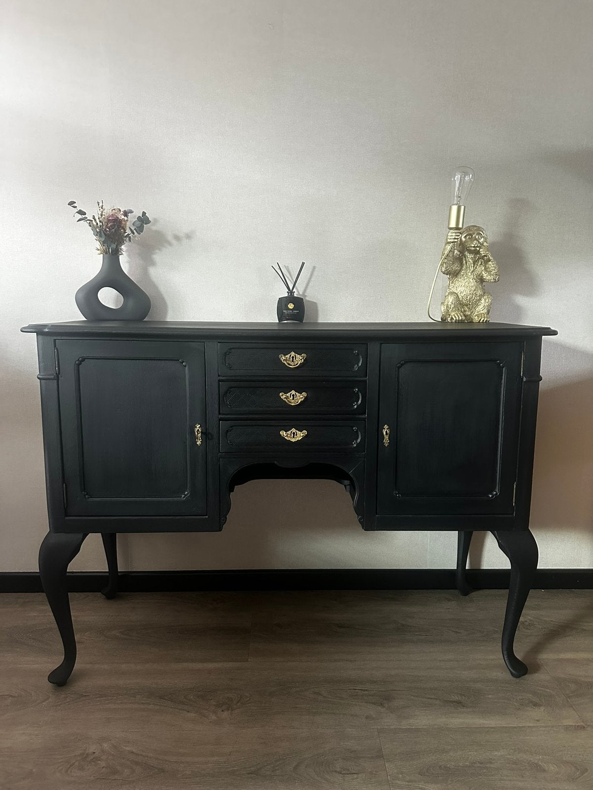 Antiek gerestyled dressoir mat zwart wandmeubel queen anne, Huis en Inrichting, Ophalen, 100 tot 150 cm, Met lade(s), Zo goed als nieuw