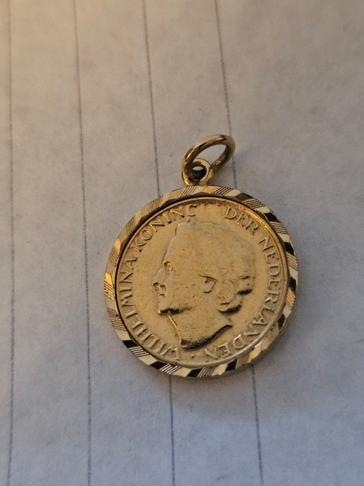 vergulde hanger met Wilhelmina 1 cent munt 1948, Ophalen of Verzenden