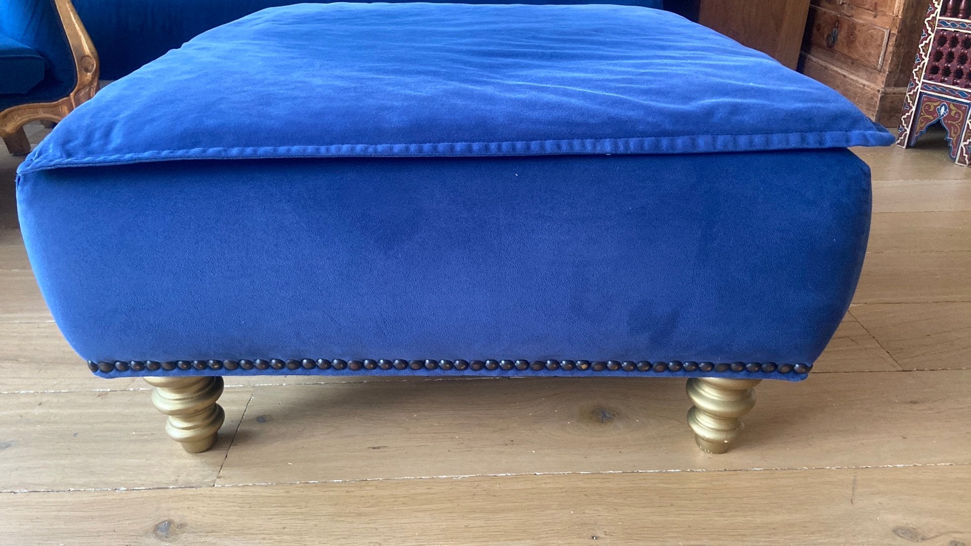 Luxe blauwe fluwelen poef met gouden poten, Huis en Inrichting, Banken | Voetenbanken en Poefen, Ophalen, Gebruikt, Broccant, Vierkant