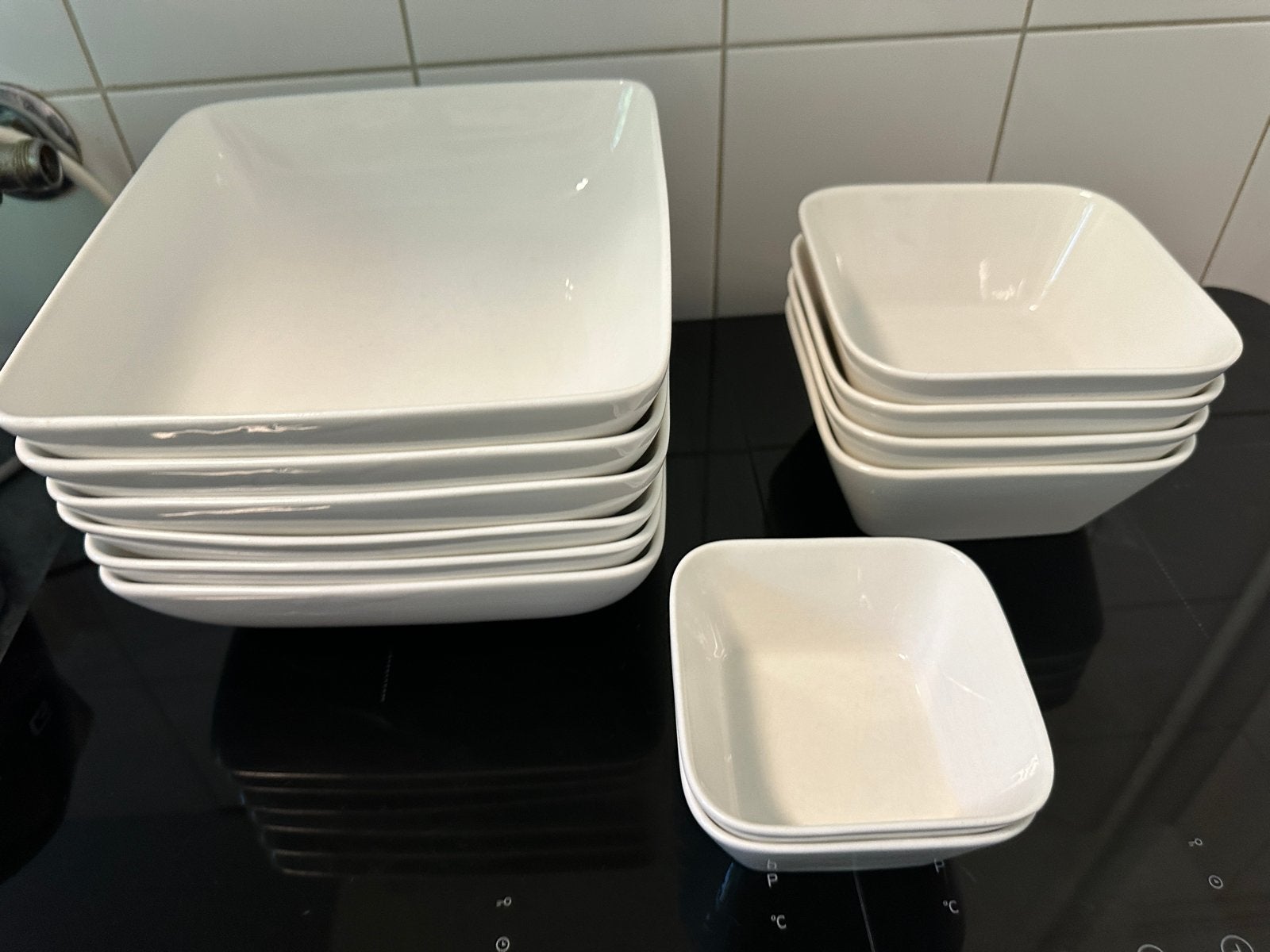Set van vierkante diepe borden en schaaltjes, Gebruikt, Keramiek, Ophalen of Verzenden, Bord(en)