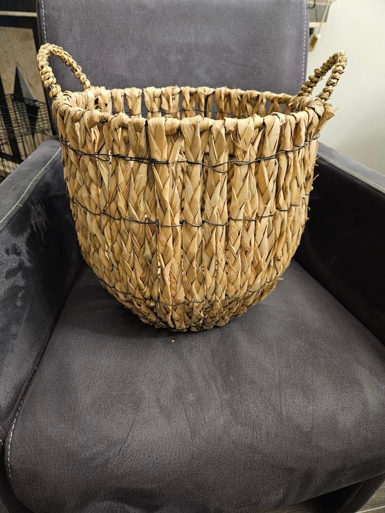 Decoratieve rieten mand met handvatten, Huis en Inrichting, Mand, Rond, Ophalen of Verzenden, Zo goed als nieuw