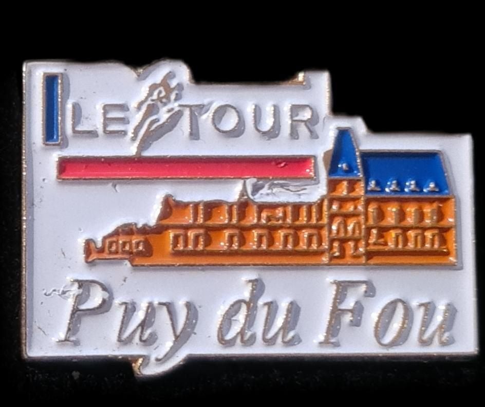 Le Tour- Puy de Fou pin- gelakt, Verzenden, Nieuw, Sport, Speldje of Pin