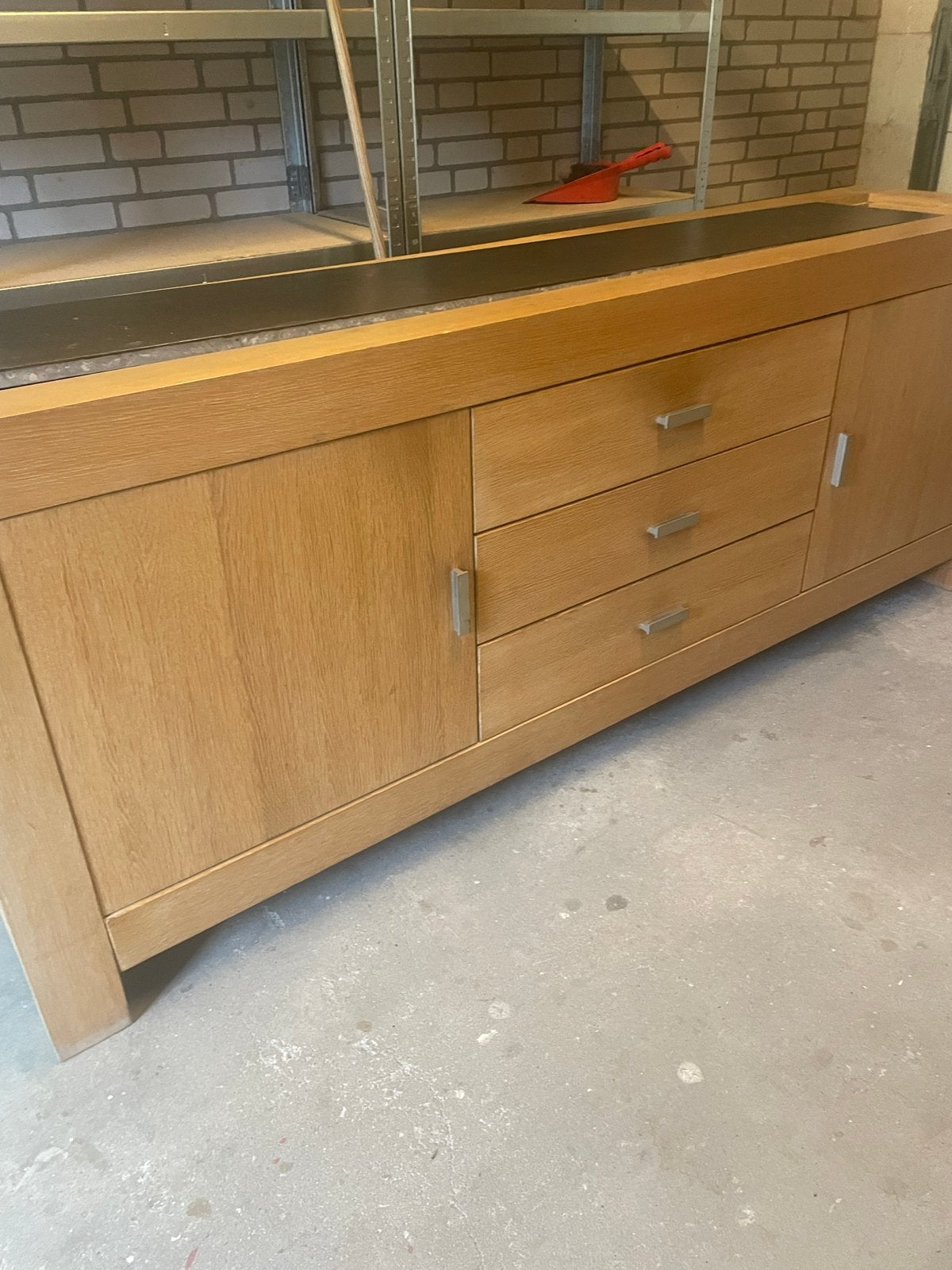 Licht eiken dressoir met zwart stenen blad, Ophalen, Gebruikt, 150 tot 200 cm, Eikenhout
